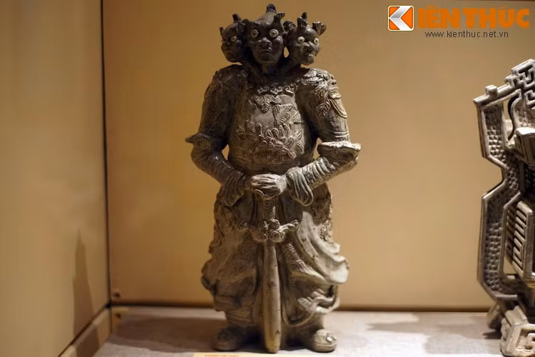 Bức tượng Hộ pháp bằng gốm men ngà thời nhà Nguyễn là một hiện vật lịch sử độc đáo được lưu giữ tại Bảo tàng Lịch sử Quốc gia Việt Nam.