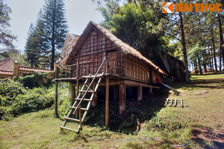 Dưới các tán thông xanh ở nơi đây, hai nhà sàn của đồng bào dân tộc Mạ và Cơho đã được phục dựng nguyên gốc, bên trong bài trí theo không gian sinh hoạt truyền thống.