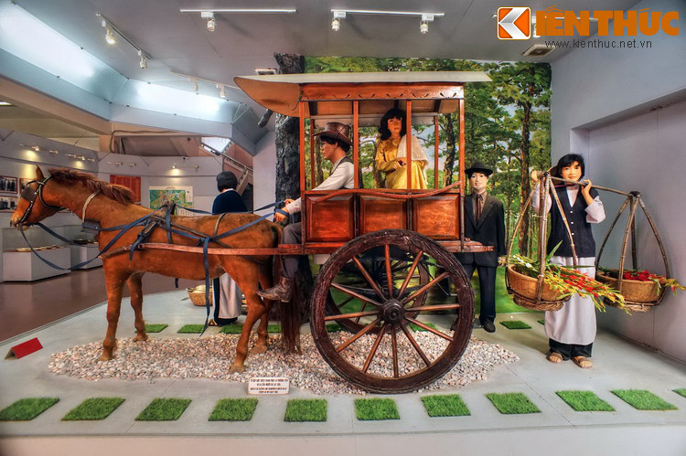 Khu trưng bày Đà Lạt xưa và nay tái hiện đời sống của cư dân Đà Lạt xưa qua nhiều hiện vật và mô hình sinh động, cho thấy bản sắc của cả ba miền Bắc - Trung - Nam đã hội tụ tại thành phố trên cao nguyên này kể từ ngày khởi lập đến nay.