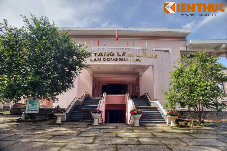 Nằm trên một ngọn đồi có địa thế tuyệt đẹp ở số 4 đường Hùng Vương, Bảo tàng Lâm Đồng là một trong những điểm đến lý thú dành cho du khách trong và ngoài nước ở thành phố ngàn hoa Đà Lạt.