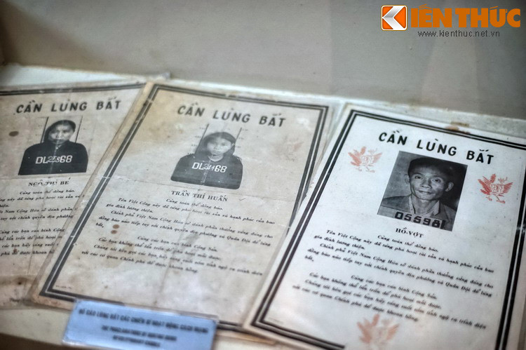 Trưng bày Quân và dân Lâm Đồng trong hai cuộc kháng chiến chống giặc ngoại xâm làm nổi bật truyền thống cách mạng của các tầng lớp quần chúng địa phương. Ảnh: Bố cáo lùng bắt các chiến sĩ cách mạng do chính quyền tay sai ở Lâm Đồng trước 1975 ban bố.