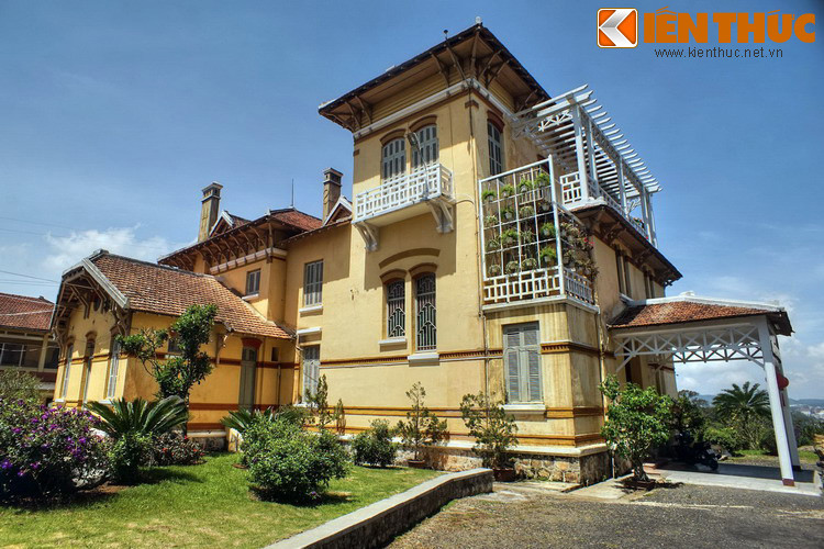 Đặc biệt, nơi cao nhất của khuôn viên Bảo tàng tọa lạc dinh thự Nguyễn Hữu Hào, còn gọi là cung Nam Phương Hoàng hậu. Đây là một công trình kiến trúc tiêu biểu của Đà Lạt thời thuộc địa, đồng thời cũng là di tích quan trọng gắn với cuộc đời bà hoàng Nam Phương và vua Bảo Đại.