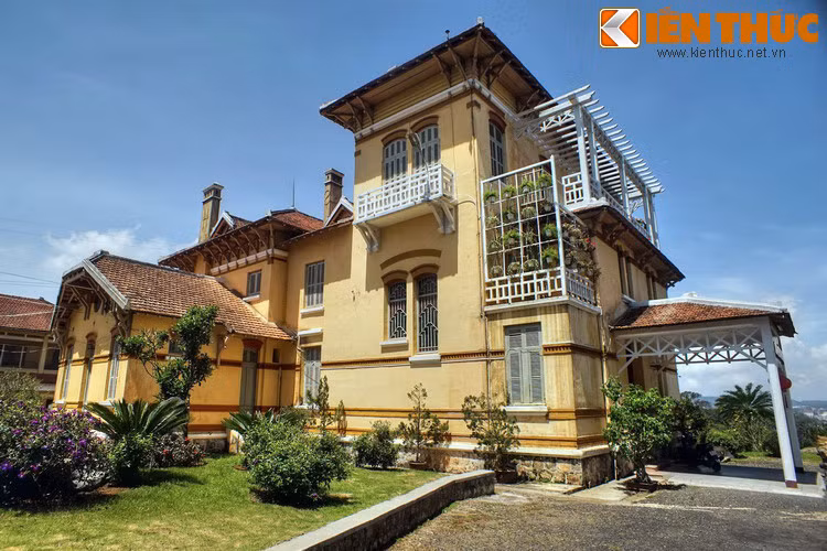 Đặc biệt, nơi cao nhất của khuôn viên Bảo tàng tọa lạc dinh thự Nguyễn Hữu Hào, còn gọi là cung Nam Phương Hoàng hậu. Đây là một công trình kiến trúc tiêu biểu của Đà Lạt thời thuộc địa, đồng thời cũng là di tích quan trọng gắn với cuộc đời bà hoàng Nam Phương và vua Bảo Đại.