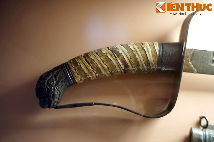 Chuôi thanh gươm này bọc sừng, đầu chuôi khắc hổ phù. Hoa văn trang trí trên chuôi và đốc các cây gươm cổ rất đa dạng, thể hiện địa vị cũng như tính cách của người dùng gươm.