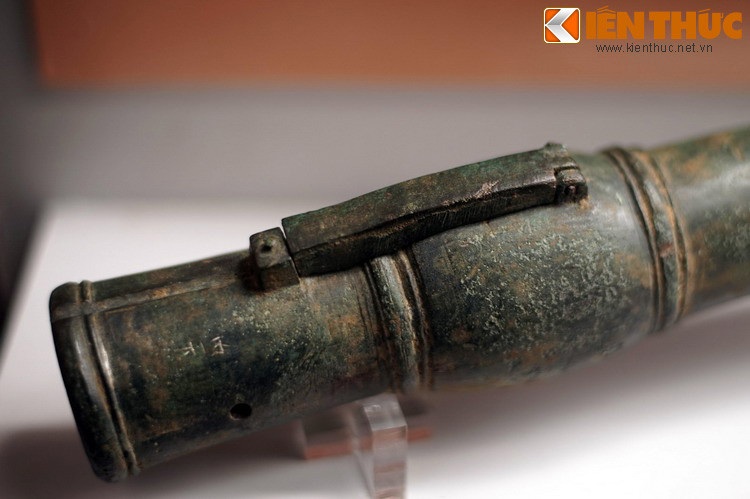 Cận cảnh quai cầm của một khẩu súng lệnh. Đây không phải vũ khí sát thương mà được dùng để ban bố hiệu lệnh trong hoạt động quân sự.