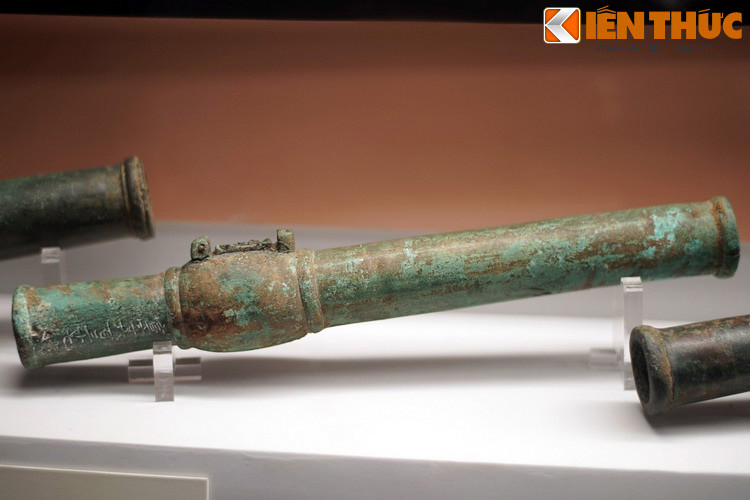 Một khẩu súng lệnh bằng đồng được quân đội Tây Sơn sử dụng trong chiến trận. Phần đuôi súng có khắc chữ Nho. Vũ khí này có cấu tạo gần giống một cỗ đại bác, với kích cỡ nhỏ hơn rất nhiều.