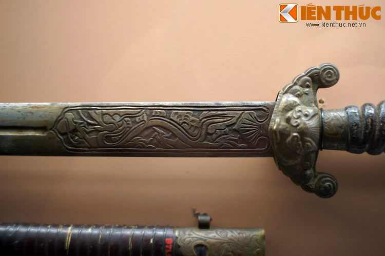 Hình rồng được chạm khắc trên phần gốc lưỡi gươm của một thanh gươm triều đại Tây Sơn. Gươm (kiếm) là một vũ khí chiến đấu được sử dụng phổ biến trước khi hỏa khí thịnh hành. (Hiện vật của Bảo tàng Lịch sử TP HCM).