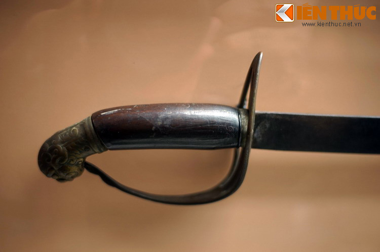 Chuôi gỗ có hình hổ phù bằng đồng của một thanh gươm. Khác với các vũ khí khác, gươm thường là vũ khí bất khả li thân của người võ sĩ, cả khi không ở trên chiếc trường. Có thể nói đây là vật tượng trưng cho danh dự của họ.