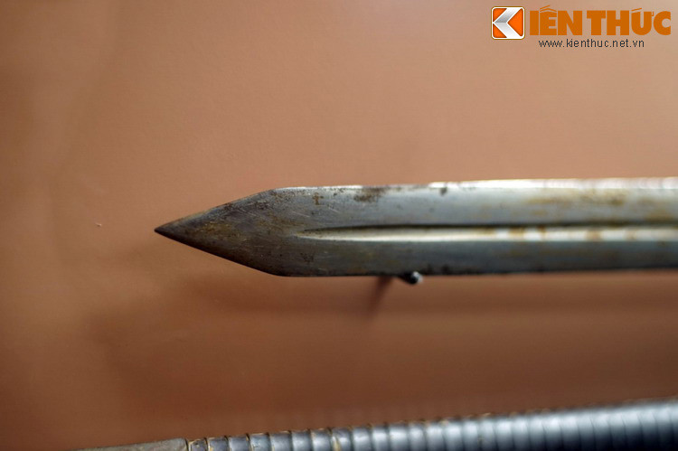 Cận cảnh đầu một lưỡi gươm Tây Sơn. Đây là loại gươm thẳng, có hai cạnh sắc được sử dụng rộng rãi ở Việt Nam thời cổ để chống giặc ngoại xâm.