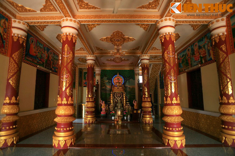 Điện thờ tầng hai tôn trí một tượng Đức Phật Thích Ca Mâu Ni bằng đồng cao 1,6 mét, ngồi trên bục cao 2 mét. Đây là nơi tổ chức các nghi lễ Phật giáo Nam tông như Lễ Phật đản, lễ Phật định, đồng thời là nơi dạy giáo lý cho tăng sinh.