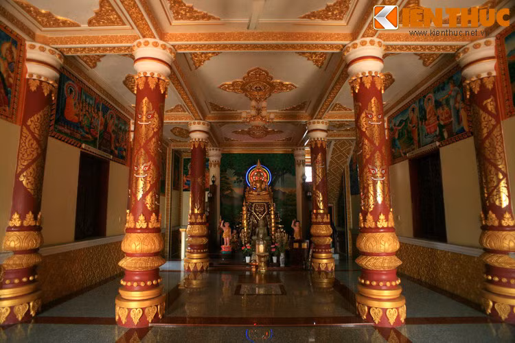 Điện thờ tầng hai tôn trí một tượng Đức Phật Thích Ca Mâu Ni bằng đồng cao 1,6 mét, ngồi trên bục cao 2 mét. Đây là nơi tổ chức các nghi lễ Phật giáo Nam tông như Lễ Phật đản, lễ Phật định, đồng thời là nơi dạy giáo lý cho tăng sinh.