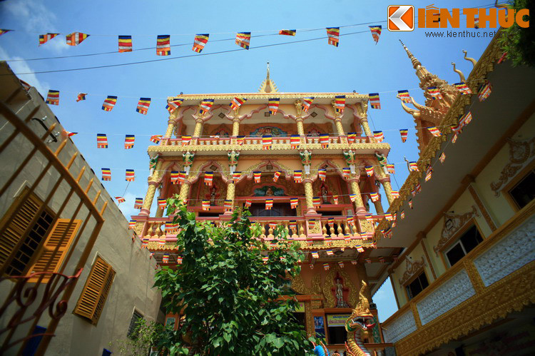 Theo thời gian, chùa đã trải qua nhiều lần trung tu, xây mới. Đến những năm 2000, chùa được nâng cấp và có diện mạo như hiện tại. Sau đợt trùng tu quy mô, chùa Pitu Khôsa Răngsây trở thành ngôi chùa có kiến trúc rất độc đáo và hấp dẫn. Trung tâm của công trình là tòa chính gồm ba tầng, được xây dựng bằng bê tông cốt thép tường gạch, mái lợp ngói.