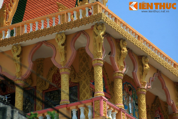 Bốn phía tòa chính điện được trang trí bằng những hoa văn mang đậm văn hóa Phật giáo Khmer, như hình rồng Angkor, tiên nữ Keynor, chim thần Krud, thần khỉ Hanuman, nữ thần Teppanom… rất tinh xảo.