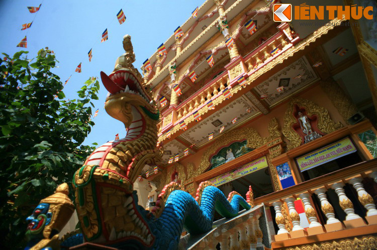 Từ sân trước chính điện đi lên bậc tam cấp có trang trí hình Rằn thần Naga sẽ vào điện thờ ở tầng 1.