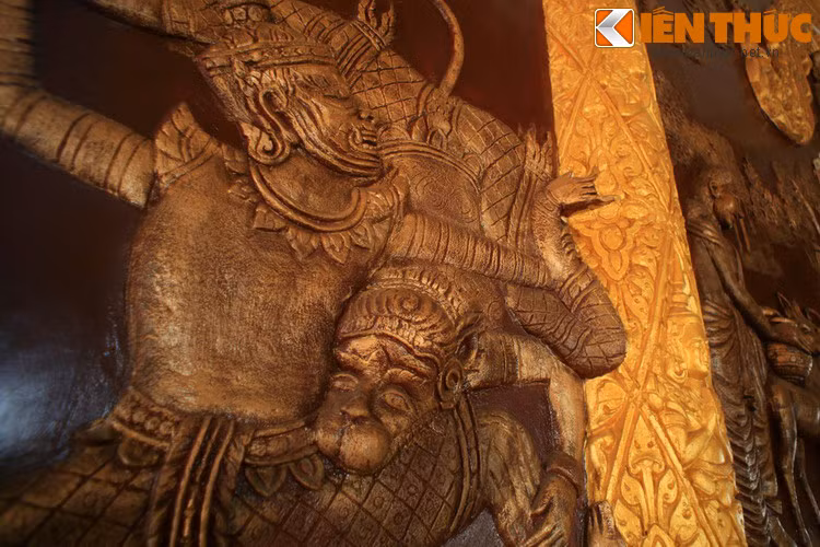 Cả ba tầng của chính điện đều được trang trí bằng những bức phù điều tuyệt đẹp do các nghệ nhân nổi tiếng thực hiện. Các phù điêu này thể hiện hình ảnh Phật hoặc các truyền thuyết dân gian Khmer, sự tích Phật giáo...