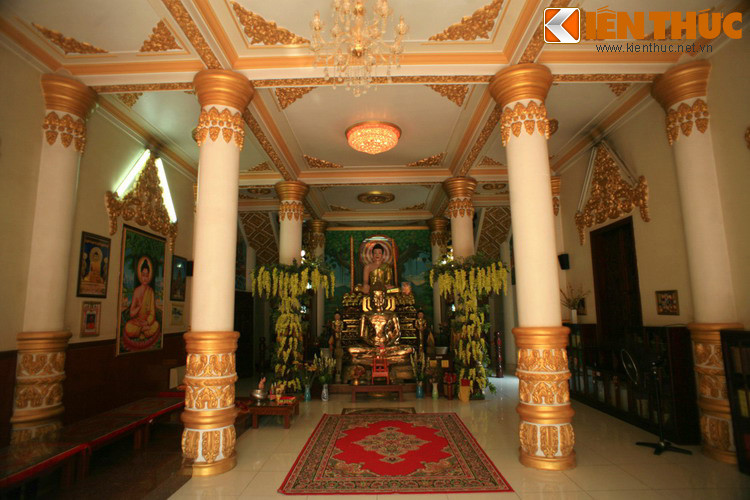 Điện thờ này đặt tượng Đức Phật Thích Ca Mâu Ni cao 1,7 mét ngồi trên bục cao 2 mét, bên bài trí nhiều pho tượng Phật khác. Đây là nơi dùng để tổ chức các nghi lễ truyền thống Khmer như lễ Chol Chnam Thmay, Donta.