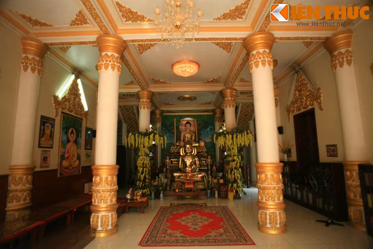 Điện thờ này đặt tượng Đức Phật Thích Ca Mâu Ni cao 1,7 mét ngồi trên bục cao 2 mét, bên bài trí nhiều pho tượng Phật khác. Đây là nơi dùng để tổ chức các nghi lễ truyền thống Khmer như lễ Chol Chnam Thmay, Donta.