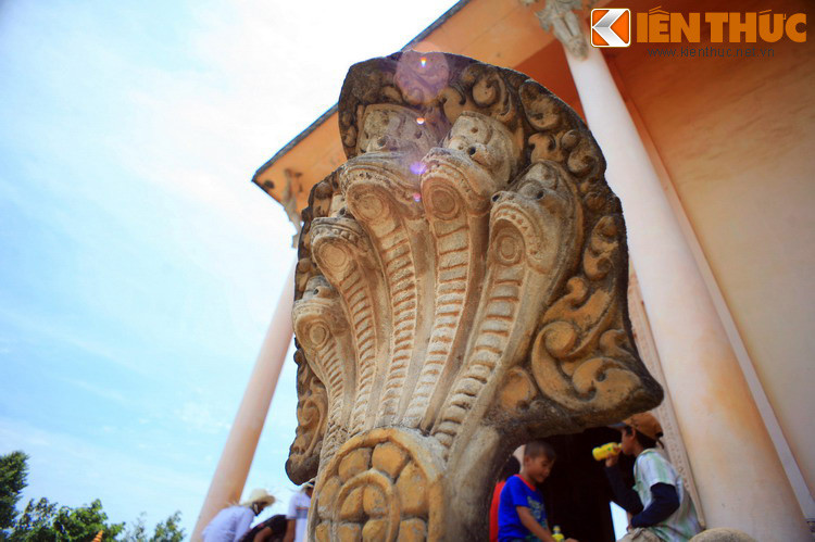 Tượng Naga 5 đầu ở chùa Xiêm Cán (Bạc Liêu). Theo quan niệm của người Khmer, rắn 3 đầu tượng trưng cho Thiên-Địa-Nhân, 5 đầu là 5 thành tố của vũ trụ, 6 đầu biểu trưng cho nữ giới, trái đất, thể xác và sự chết chóc, 7 đầu là sự đắc đạo trong tu hành và 9 đầu là con đường siêu thoát...