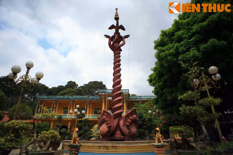 Cột cờ hình rắn thần Naga 7 đầu ở chùa Hang (Trà Vinh). Hình tượng rắn Naga từ Hindu giáo đã du nhập vào Phật giáo, và từ Ấn Độ truyền đi các vương quốc ở Đông Nam Á thời cổ. Tại các vùng đất mới, truyền thuyết về rắn Naga được kể lại theo các cách khác nhau.