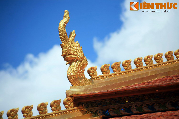 Cận cảnh hình tượng rắn Naga ở chùa Âng. Trong tiếng phạn Naga có nghĩa là rắn hổ mang chúa, loài rắn được coi là chúa tể của loài rắn, đồng thời cũng có nghĩa là hủy bỏ mọi tội ác. Đây là một linh vật có nguồn gốc từ Hindu giáo.