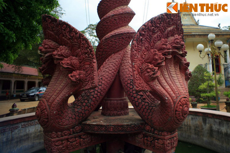 Trong truyền thuyết của người Khmer, rắn Naga tượng trưng cho Shiva - vị thần của sự hủy diệt. Naga cuộn tròn lấy cái gốc của trục thế gian, biểu trưng cho sự sinh thành, phát triển và hủy diệt, nâng đỡ và ổn định thế giới.