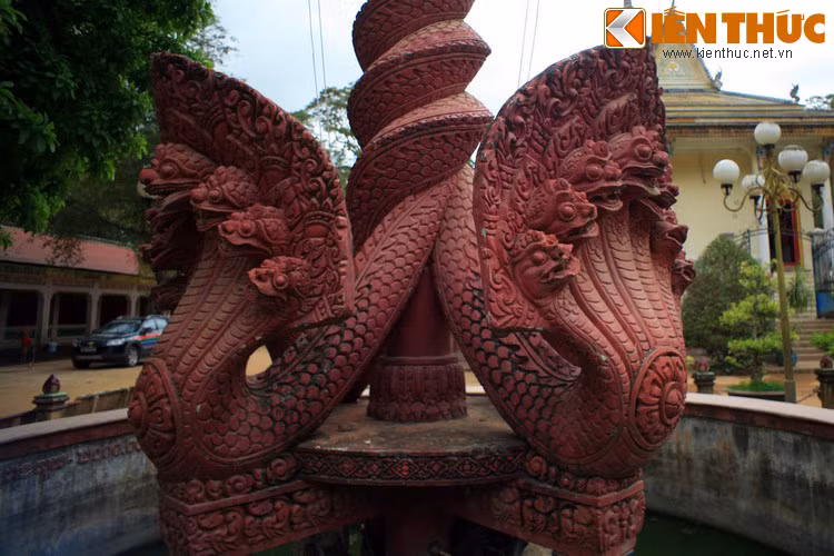 Trong truyền thuyết của người Khmer, rắn Naga tượng trưng cho Shiva - vị thần của sự hủy diệt. Naga cuộn tròn lấy cái gốc của trục thế gian, biểu trưng cho sự sinh thành, phát triển và hủy diệt, nâng đỡ và ổn định thế giới.