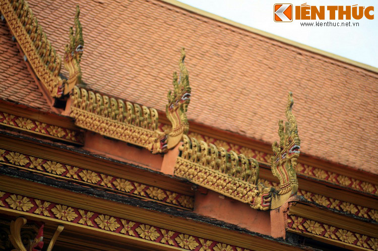 Hình tượng rắn thần Naga trên mái chùa Kh’Leang (Sóc Trăng). Sự tích về cuộc đời của Đức Phật Thích Ca Mâu Ni cũng nhắc đến rắn Naga. Theo đó, lúc hoàng hậu Maya hạ sinh Thái tử Tất Đạt Đa tại vườn Lâm Tì Ni, ngài đã được một vua rắn Naga chín đầu phun nước tắm...