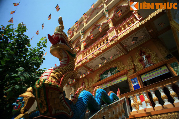 Hình tượng rắn thần Naga ở lối lên chùa Pitu Khôsa Răngsây (Cần Thơ). Vốn là loài quái vật đáng sợ nhưng nhờ ảnh hưởng của Đức Phật mà Naga được cải hóa, trở thành linh vật bảo hộ Phật pháp.