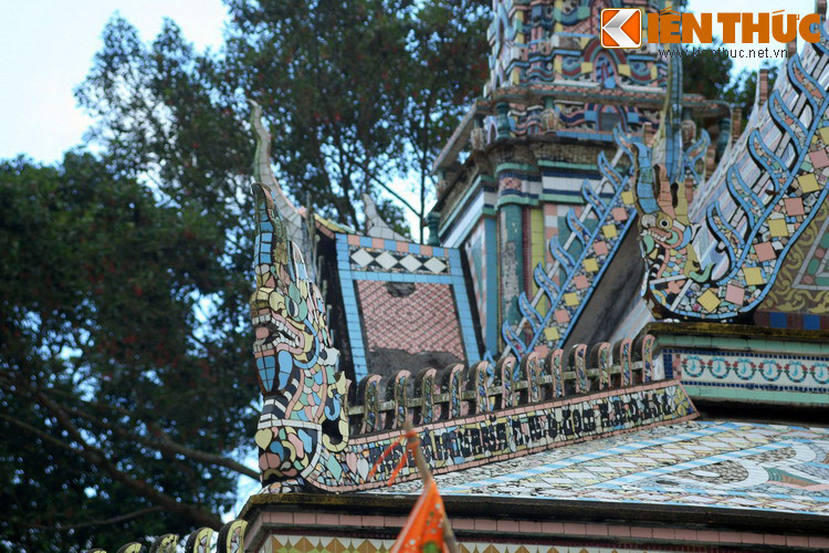 Hình tượng rắn thần Naga trên mái chùa Chén Kiểu (Sóc Trăng). Ở các ngôi chùa Khmer, tùy theo cách thức thể hiện mà hình ảnh rắn Naga hàm chứa những ý nghĩa khác nhau. Nếu trên mái chùa rắn Naga chỉ có một đầu thì tượng Naga trên mặt đất lại có thể có đến 3, 5, 6, 7 hoặc 9 đầu.