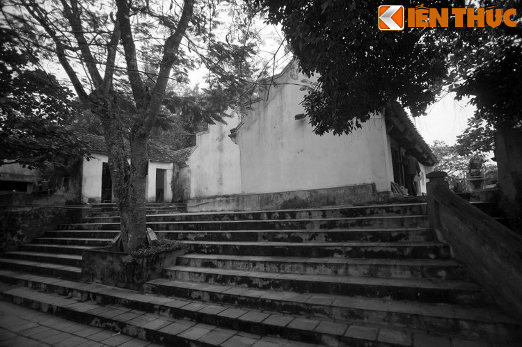 Bà cụ ra đi để lại cho cô gái một giỏ mây đựng đầy lá thuốc và một tay nải che mưa, nắng. Một lần hai vợ chồng đi chữa bệnh về khuya gặp trời mưa to, nhớ lời bà cụ dặn lấy tay nải ra che mưa và thiếp đi lúc nào không biết.