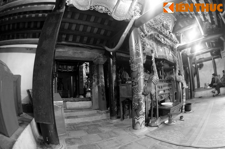 Sáng hôm sau khi tỉnh dậy hai vợ chồng thấy mình đang nằm trong một ngôi nhà ba gian khang trang sạch sẽ. Từ đó họ ở lại ngôi nhà và hàng ngày đi hái thuốc trên núi về chữa bệnh cho mọi người trong vùng.