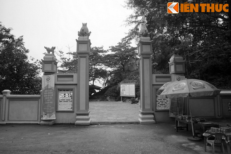 Nằm trên đỉnh hòn Đầu Voi ở cuối dãy Trường Lệ, đền Cô Tiên là một địa danh nổi tiếng của thành phố biển Sầm Sơn, tỉnh Thanh Hóa. Nguồn gốc của ngôi đền này gắn với một truyền thuyết được lưu truyền ở địa phương qua nhiều thế hệ.