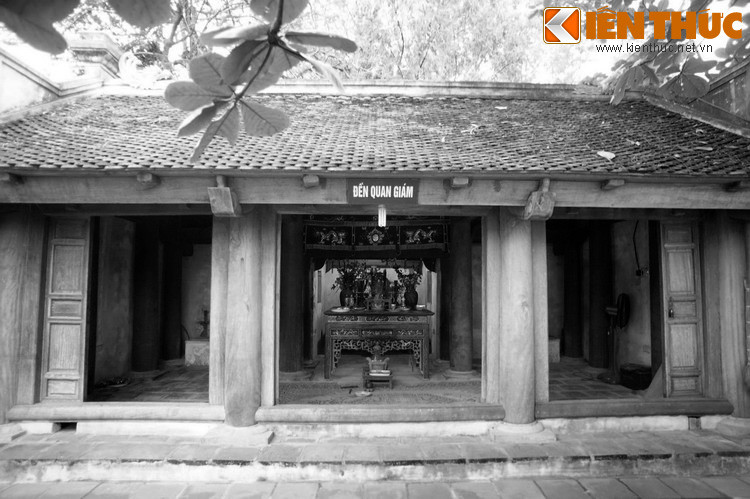 Ngoài đền chính, trong quần thể di tích đền Cô Tiên còn có đền trình (đền Quan Giám), miếu lộ thiên Nam Hải Đại Vương, miếu Cô Chín...