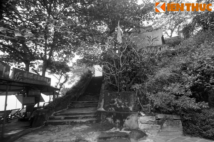 Theo Cổng thông tin Du lịch Sầm Sơn, dân gian kể lại rằng thuở xưa ở Sầm Sơn có một cô gái làm nghề bốc thuốc cứu người. Vì không nghe lời cha lấy một kẻ nhà giàu nên cô bị đuổi ra khỏi nhà. Sau đó cô đem lòng yêu và lấy một chàng trai nghèo hiền lành, tốt bụng tên là Côi.