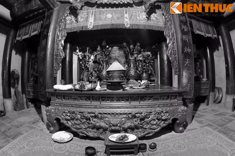 Một buổi sáng đẹp trời hai vợ chồng ăn mặc rất đẹp dắt tay nhau đi lên đỉnh núi và không thấy quay trở về. Dân làng đồn rằng cô gái chính là tiên nữ giáng trần. Ngôi nhà của họ được nhân dân địa phương hương khói thờ phụng, chính là đền Cô Tiên ngày nay...