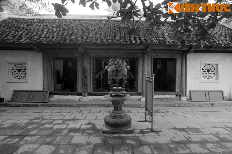 Theo các tư liệu lịch sử, đền Cô Tiên được khởi dựng vào thời Lý. Kiến trúc đền Cô Tiên gồm ba lớp hình chữ Đinh, gồm Tiền đường, Trung đường và Hậu cung. Theo các thăng trầm lịch sử, ngôi đền đã nhiều lần bị tàn phá và được trùng tu tôn tạo. Lần tu bổ gần đây nhất vào năm 2010.