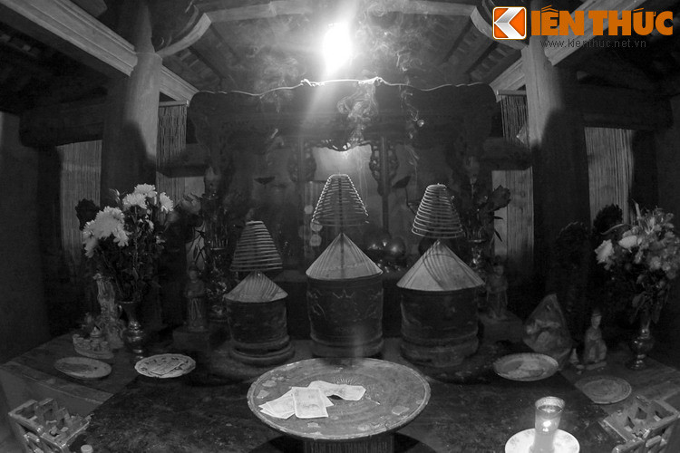 Về mặt thờ tự, trong hậu cung của đền có đặt bàn thờ Tam tòa Thánh Mẫu: Thánh mẫu Thượng Thiên (tức là bà chúa Liễu Hạnh), Mẫu Thượng Ngàn, Thánh mẫu Thoải.