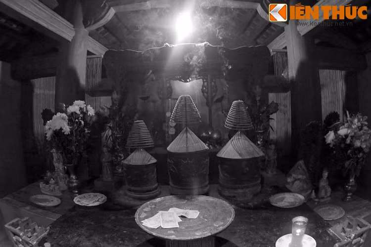 Về mặt thờ tự, trong hậu cung của đền có đặt bàn thờ Tam tòa Thánh Mẫu: Thánh mẫu Thượng Thiên (tức là bà chúa Liễu Hạnh), Mẫu Thượng Ngàn, Thánh mẫu Thoải.