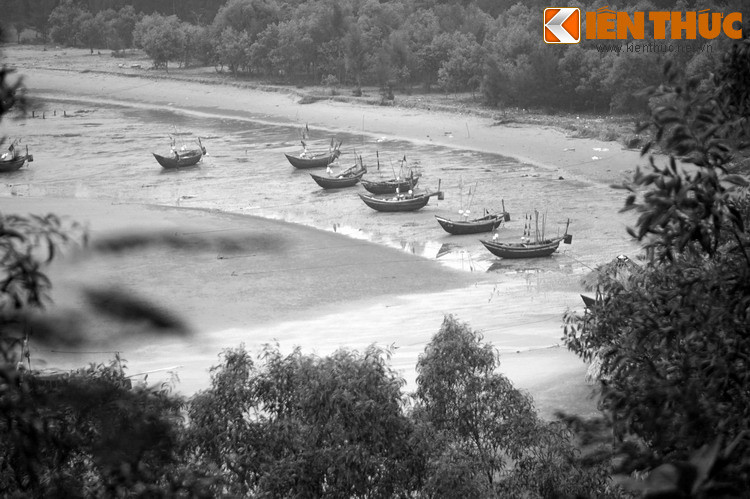 Cuộc sống đang êm ả trôi đi trong hạnh phúc thì cô bị bệnh hủi (bệnh phong). Hai vợ chồng đã đi khắp nơi chữa bệnh nhưng không khỏi. Bỗng một hôm có một bà lão xuất hiện đã chạy chữa cho cô. Bà lên núi hái lá nam về hòa cùng với nước được lấy từ vụng Tiên, giúp cô khỏi bệnh.