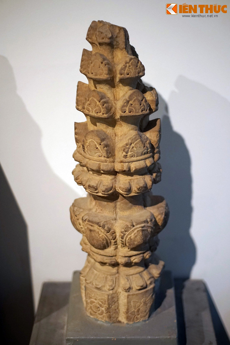 Cột trụ niên đại thế kỷ 12, được thu thập tại khu đền Angkor Wat. Đầy biểu cảm và mang đậm tính dân tộc, những tác phẩm điêu khắc đá này là sự kết hợp nhuần nhuyễn truyền thống văn hóa bản địa với các yếu tố văn hóa Ấn Độ.