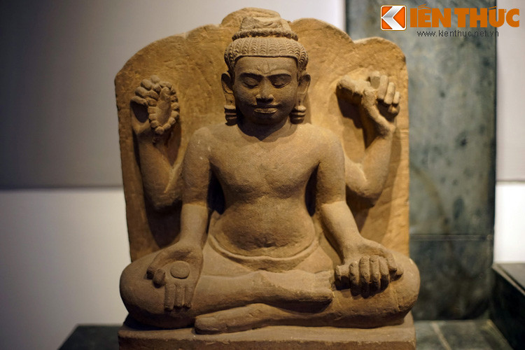 Một bức tượng Bồ tát ở Angkor Thom, thế kỷ 12-13. Không chỉ là minh chứng trình độ tay nghề cao và cảm quan mỹ thuật tinh tế, các tác phẩm còn thể hiện sự sùng đạo và đời sống tâm linh phong phú của cư dân Khmer xưa.