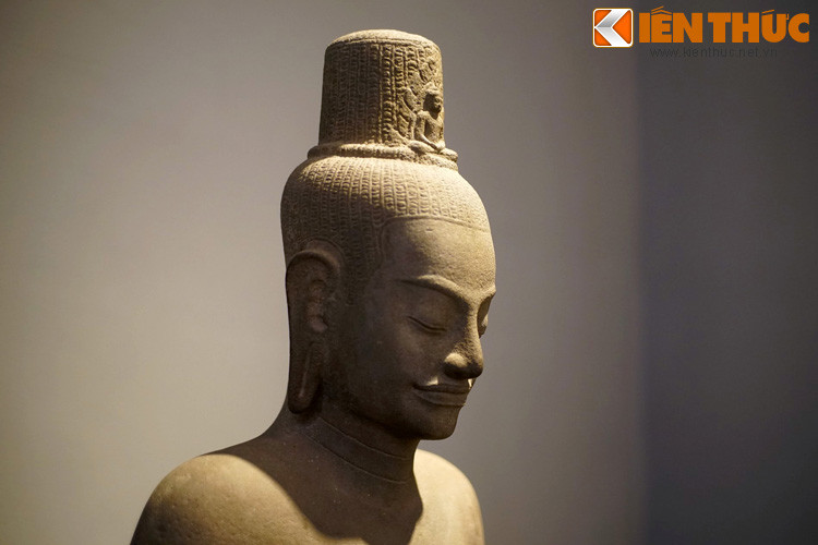 Tượng Bồ tát ở Angkor Thom, thế kỷ 12. Phật giáo là tôn giáo quan trọng tồn tại song song với Hindu giáo trong lịch sử Campuchia. Vào thời kỳ Angkor (thế kỷ 9-13), điêu khắc Phật giáo và nghệ thuật kiến trúc Khmer đã đạt đến đỉnh cao.