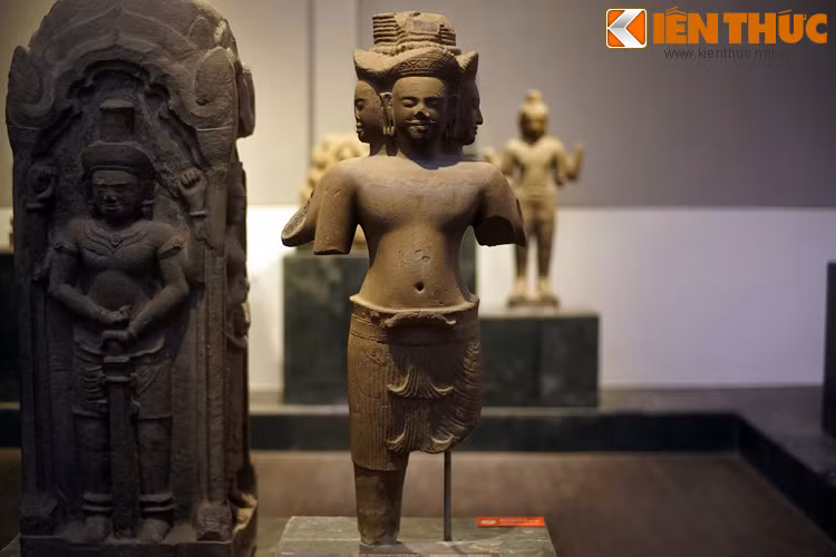 Tượng thần Brahma thế kỷ 12, thu thập ở Kompon Cam. Brahma - thần Sáng tạo - là vị thần thứ ba trong bộ tam vị của Hindu giáo, được nhận biết qua hình dạng một nam thần với bốn đầu quay về bốn hướng. Đây là một vị thần ít gặp trong văn hóa Khmer.