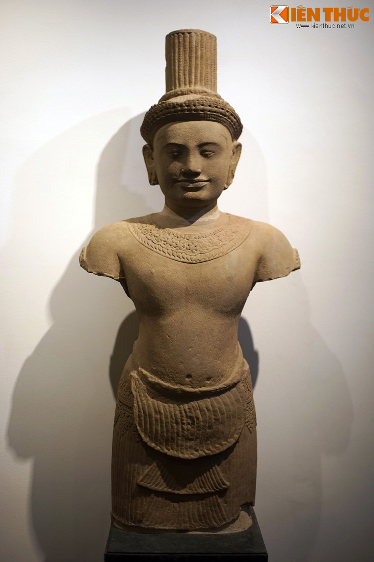 Tượng Hộ pháp ở Prah Palilay, Angkor Thom, thế kỷ 12. Sau nhiều thế kỷ bị lãng quên, văn minh Angkor được người Pháp khám phá vào những năm cuối thế kỷ 19, đầu thế kỷ 20. Nhiều hiện vật Angkor quý giá đã được đưa về Bảo tàng Blanchard de la Brosse, nay là Bảo tàng Lịch sử TP HCM...