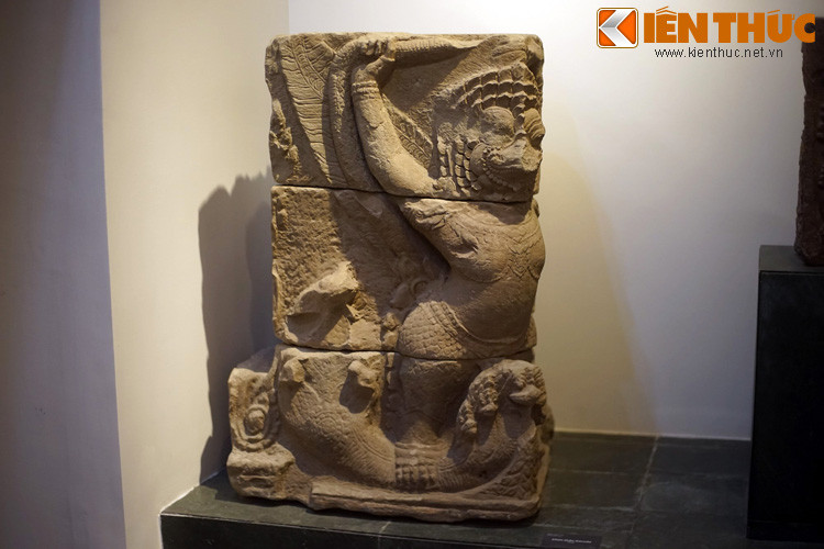 Tượng chim thần Garuda, trang trí kiến trúc đền Bayon, Angkor Thom, thế kỷ 12-13. Theo các công trình nghiên cứu mới nhất, Angkor là thành phố thuộc thời kỳ tiền công nghiệp lớn nhất thế giới với diện tích 1.150 dặm vuông.