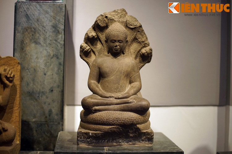 Tượng Phật Angkor Wat, thế kỷ 12. Cho đến nay, sự suy tàn đột ngột của văn minh Angkor vẫn là một bí ẩn lịch sử. Nhiều giả thuyết khác nhau đã được đưa ra để lý giải cho điều này.