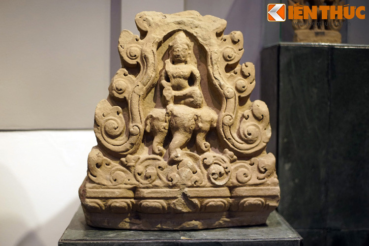 Tượng thần Indra, có thể là vật trang trí kiến trúc của đền Bayon, Angkor Thom, cuối thế kỷ 12 đầu thế kỷ 13. Kinh đô cổ của người Khmer có thể đã tàn lụi do bị xâm lược, biến đổi khí hậu, hoặc do sự dịch chuyển thương mại từ nội địa qua đường biển...