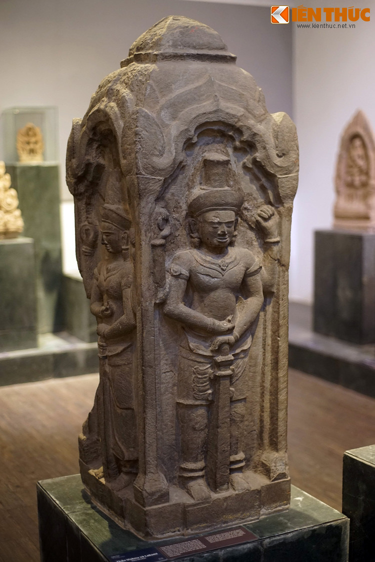 Thần Vushnu và Laksmi, niên đại thế kỷ 10-11, hiện vật của Angkor Thom. Trong Hindu giáo, Vishnu là thần Bảo tồn, có quyền năng duy trì và vận hành toàn bộ vũ trụ. Vợ của thần là Laksmi, nữ thần thịnh vượng và may mắn.