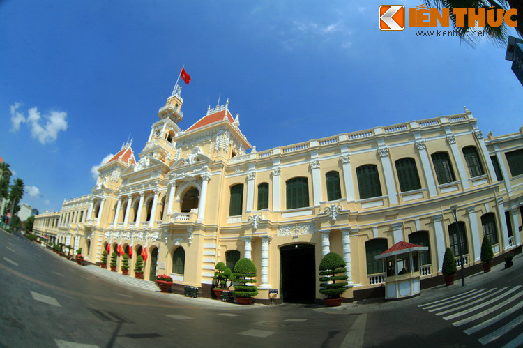 Ngày nay, tòa nhà UBND TP HCM là một công trình mang tính điểm nhấn nằm ở cuối phố đi bộ Nguyễn Huệ.