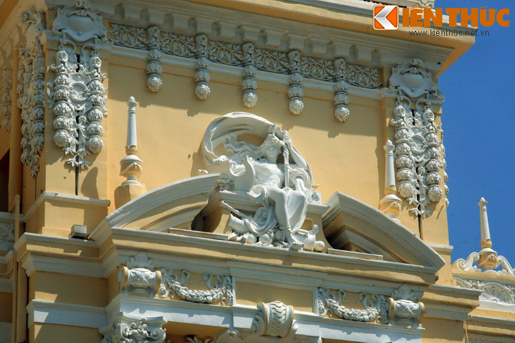 Hai bên cũng là hai bức phù điêu hình người phụ nữ. Đây là ba cụm điêu khắc thường xuất hiện tại những tòa tháp thị chính của Pháp xưa.